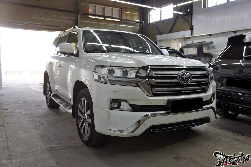 Toyota LC200. Замена центральных частей сидений на алькантару с нашей фирменной перфорацией, с целью сохранения функции обдува! Шумоизоляция дверей и окрас центральной консоли в рояльный лак!